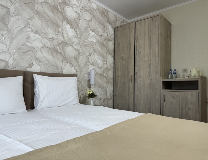 Семейный 3-местный 2-комнатный с балконом - Парк-отель «Черноморец» Гудаута